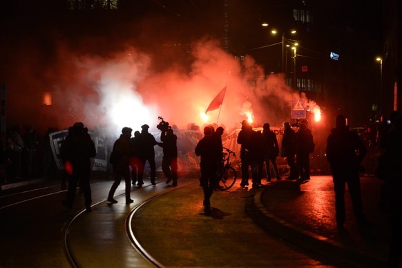 Demonstration gegen das OSZE-Treffen in Basel im Jahr 2014: Momente, bevor die Polizei eingreift.&nbsp;