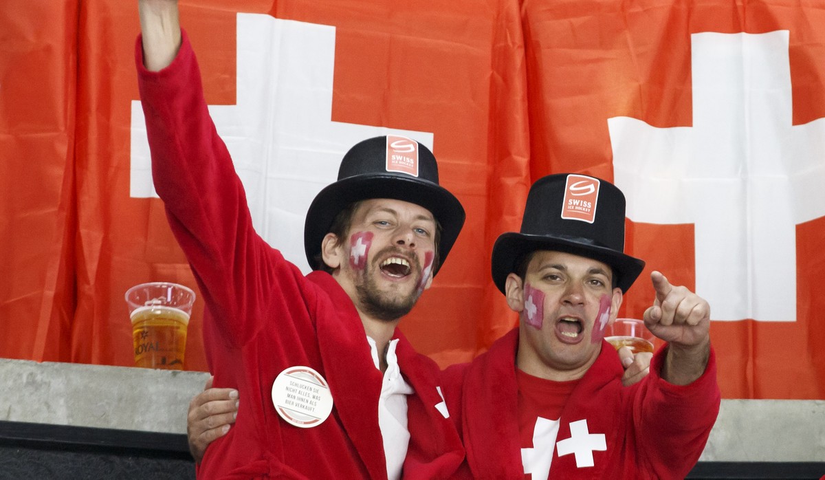 Switzerland's supporters cheer their team, during the IIHF 2018 World Championship preliminary round game between Switzerland and France, at the Royal Arena, in Copenhagen, Denmark, Tuesday, May  ...