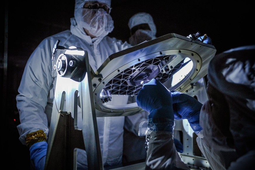 Nasa-Ingenieure untersuchen Teile des Webb-Teleskops.