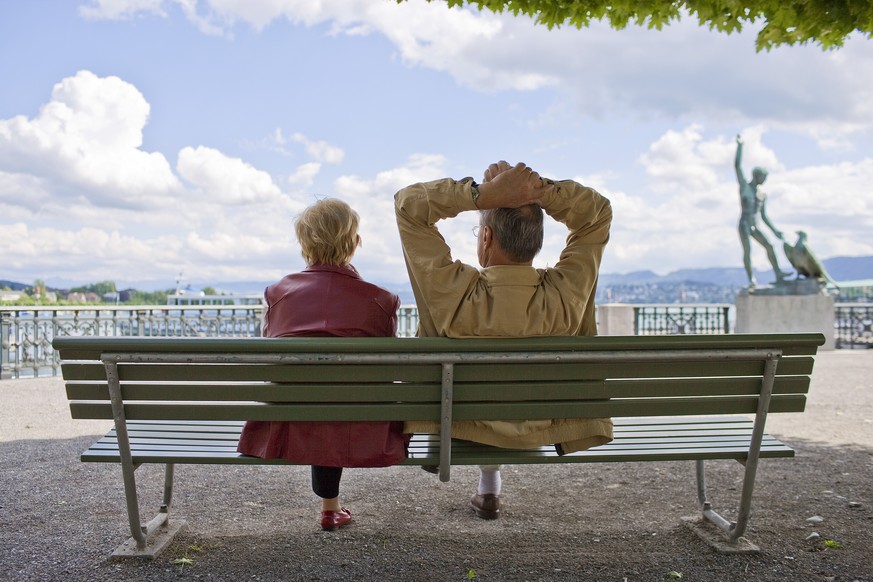 ARCHIVBILD ZUR PRAESENTATION DER RENTENREFORM DURCH DEN BUNDESRAT, AM DONNERSTAG, 28. JUNI 2018 - An elderly couple enjoys a mild afternoon in June on a park bench in Buerkliplatz square in Zurich, Sw ...