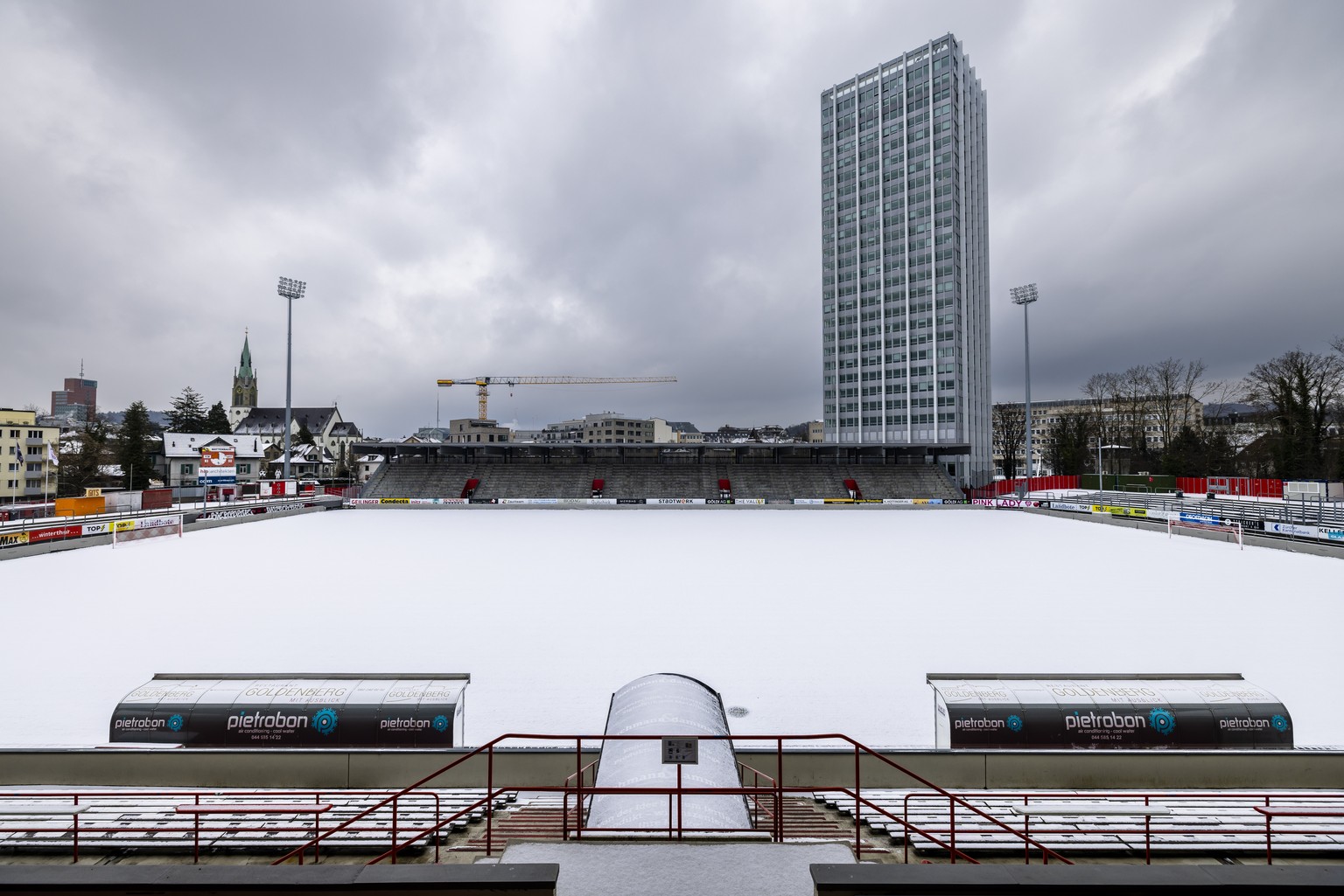 Das Stadion Schuetzenwiese mit dem schneebedeckten Platz, am Sonntag, 22. Januar 2023 in Winterthur. Das Fussball Meisterschaftsspiel der Super League zwischen dem FC Winterthur und Servette FC von he ...