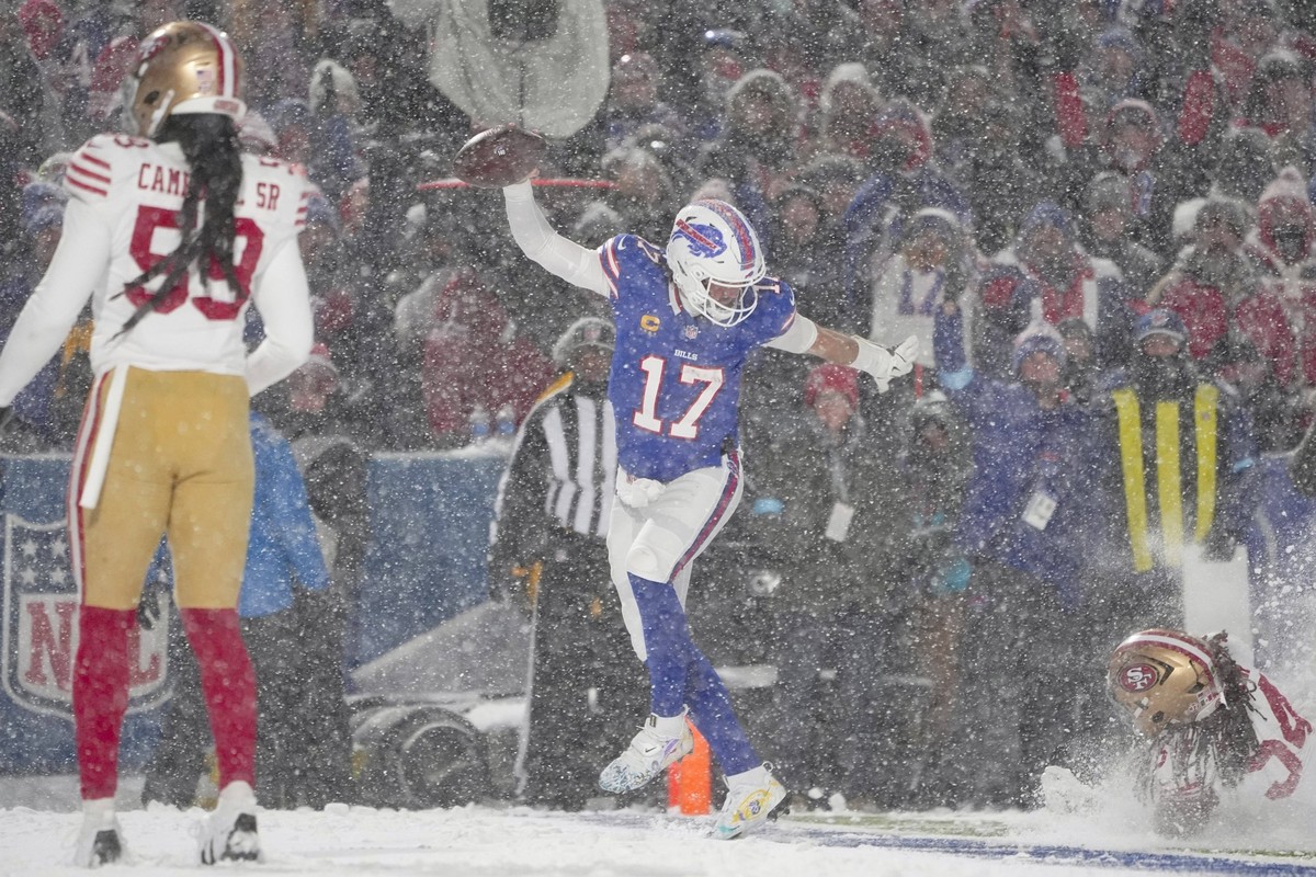 NFL, American Football Herren, USA San Francisco 49ers at Buffalo Bills Dec 1, 2024 Orchard Park, New York, USA Buffalo Bills quarterback Josh Allen 17 runs with the ball for a touchdown against the S ...