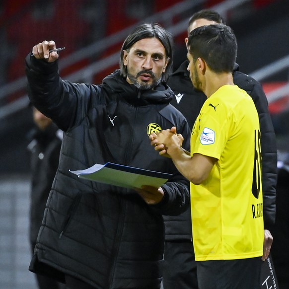 L&#039;entraineur schaffhousois Murat Yakin, droite, avec son frere l&#039;entraineur-assistant schaffhousois Hakan Yakin, gauche, lors de la rencontre de football de Challenge League entre Neuchatel  ...