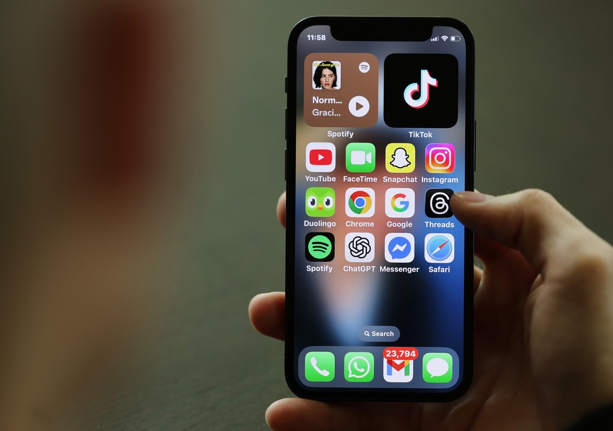 epa12893584 Social media apps on a handset in London, Britain, 16 April 2026. British Prime Minister Keir Starmer has met with leaders from the social media industry leaders to discuss child safety on ...