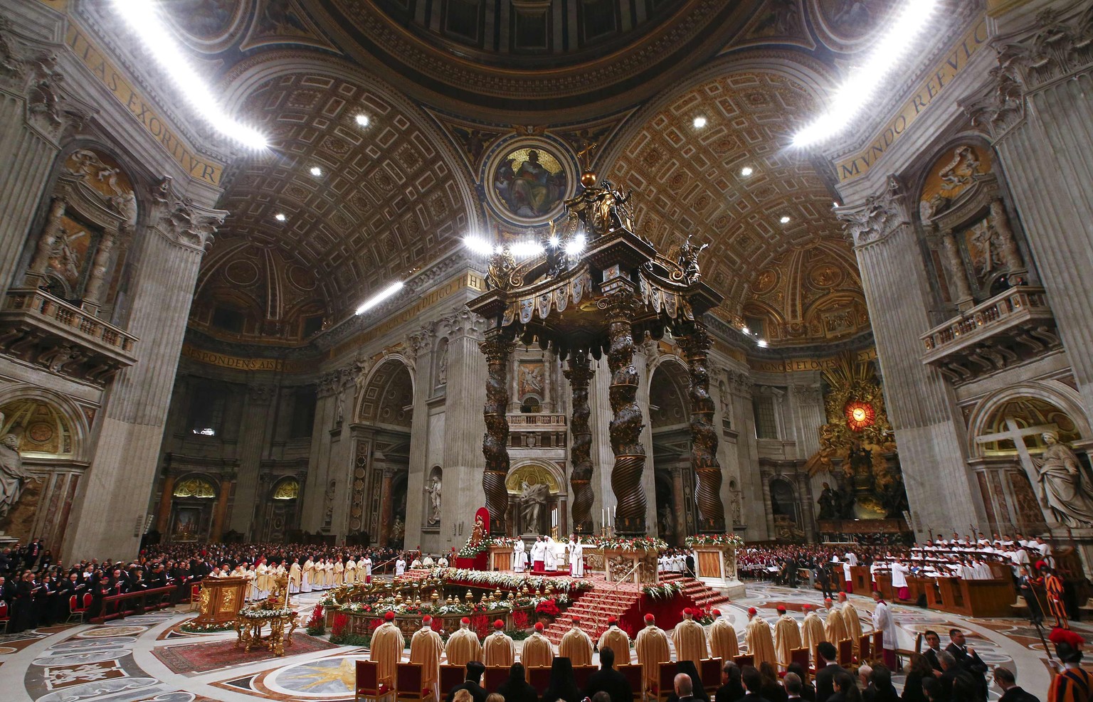 Pope Francis leads the Christmas night Mass in Saint Peter&#039;s Basilica at the Vatican December 24, 2016. REUTERS/Tony Gentile