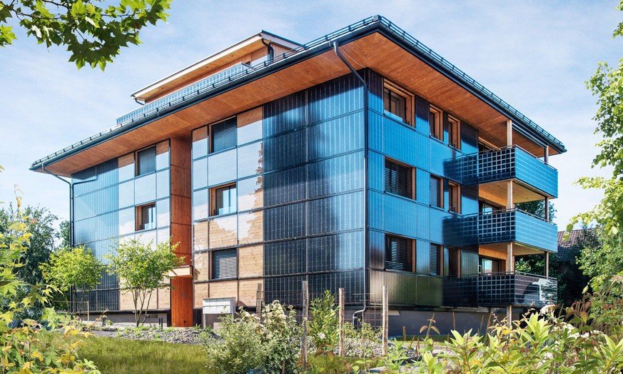 Dieses Mehrfamilienhaus von 1974 in Fahrwangen (AG) erreicht einen Eigenversorgungsgrad von 315 Prozent nachdem es 2022 energetisch totalsaniert wurde.