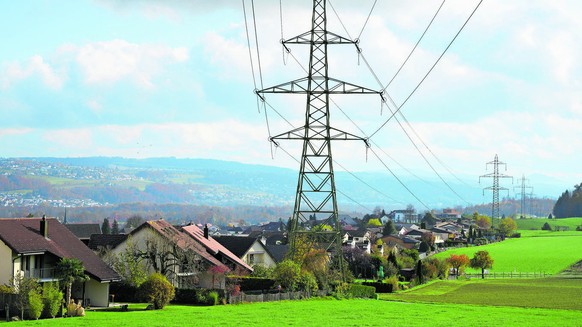 Direkt am Dorfrand von Niederwil verläuft seit Jahrzehnten eine Hochspannungsleitung, ob sie künftig in den Boden verlegt wird, ist noch offen.