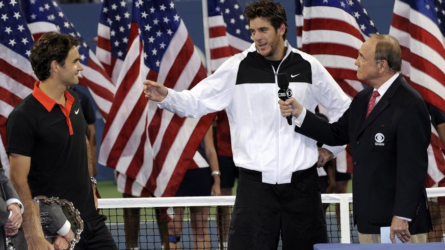 epa01861427 Roger Federer of Switzerland (L) holds up the runner-up trophy as Juan Martin Del Potro of Argentina gestures towards him after Del Potro won the men&#039;s final at the 2009 US Open Tenni ...