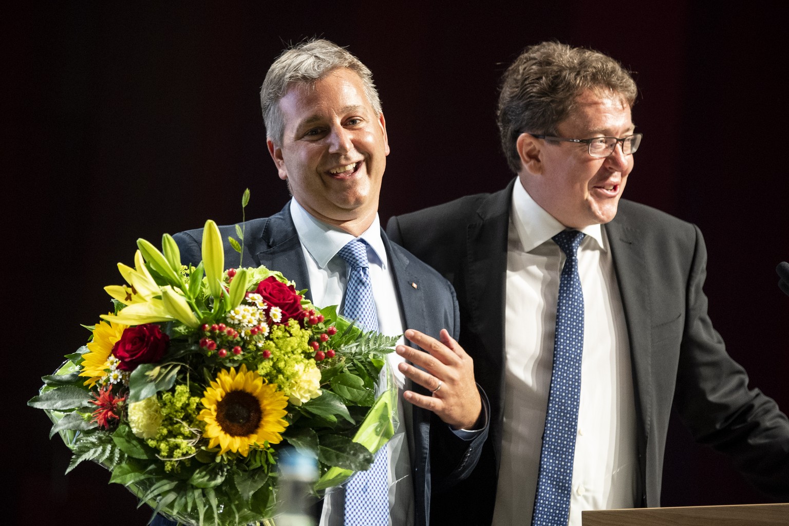 Der neue Parteipraesident Marco Chiesa, links, spricht neben Albert Roesti an der Delegiertenversammlung der SVP Schweiz am Samtag, 22. August 2020 in Brugg Windisch. (KEYSTONE/Ennio Leanza)