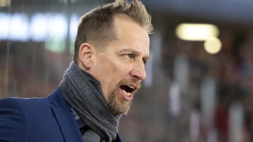 L&#039;entraineur biennois Antti Toermaenen reagit lors du deuxieme match de la finale des play-off du Championnat de Suisse de hockey sur glace de National league entre le EHC Biel-Bienne et le Genev ...