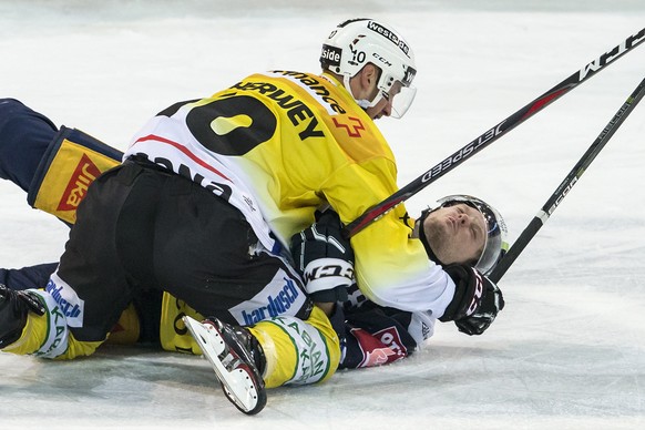 Berns Tristan Scherwey, links, und Zugs Carl Klingberg, rechts, im Eishockey Meisterschaftsspiel der National League zwischen dem EV Zug und dem SC Bern am Freitag, 23. November 2018, in der Bossard A ...