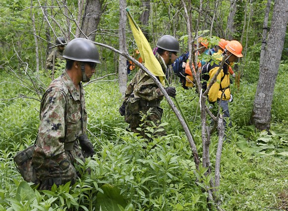 Soldaten durchkämmten den Wald.