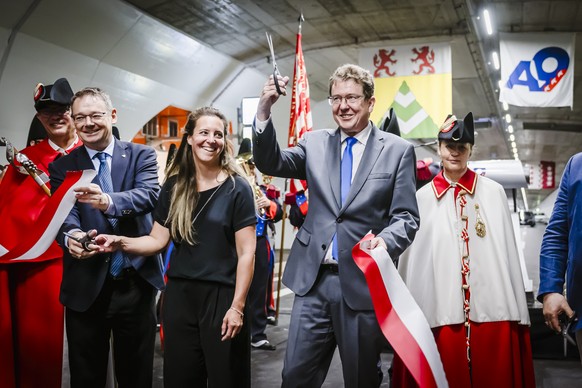 CAPTION ADDITION: ADDS NAME OF FRANZISKA BINER - KEYPIX - De gauche a droite, Franz Ruppen, Conseiller d'Etat valaisan, Franziska Biner, conseill