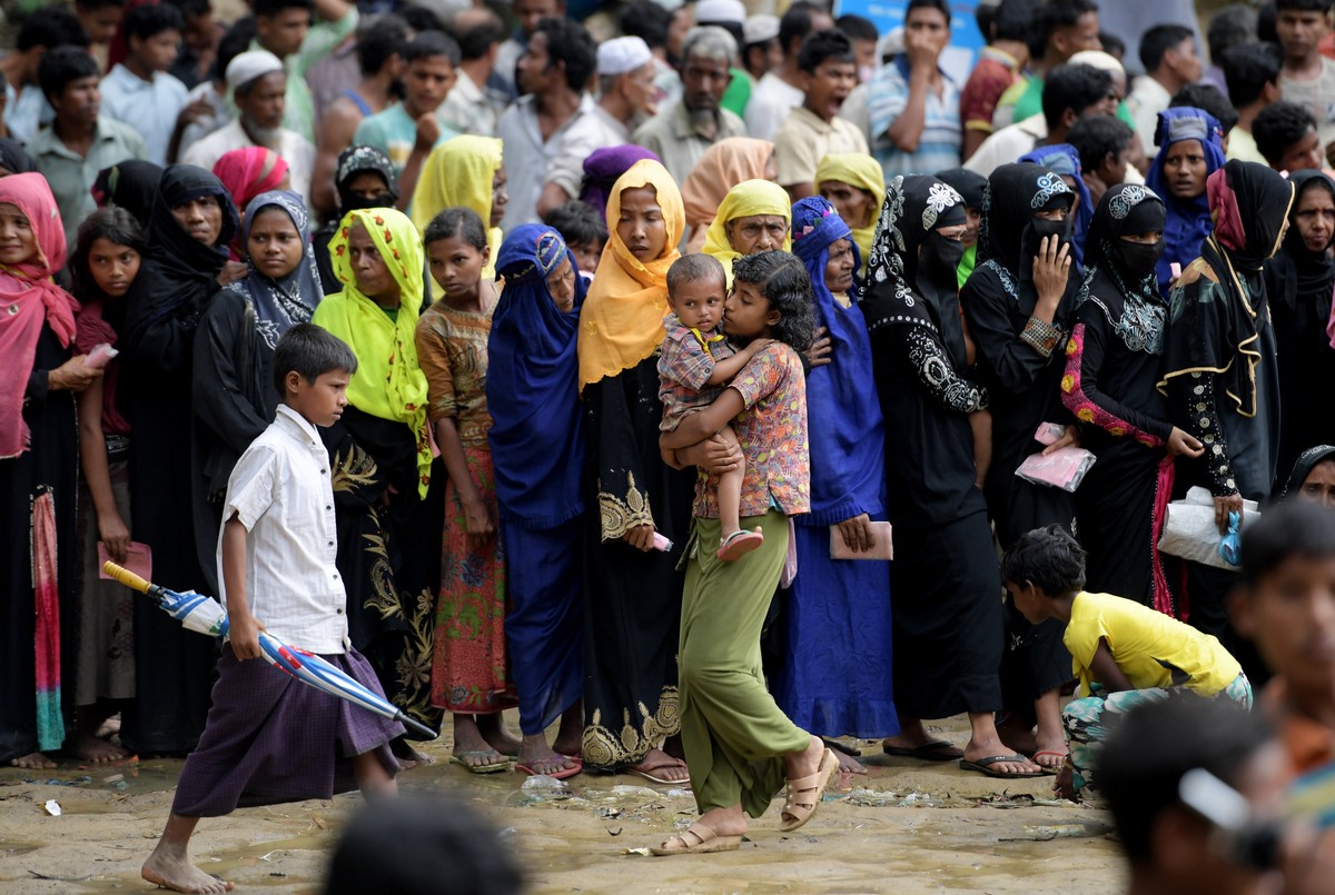 epa06382665 Rohingya women line up to receive aid at the Balukhali food distribution centre near Cox's Bazar in Bangladesh, 11 December 2017. More than 646,000 Rohingya refugees have crossed the  ...