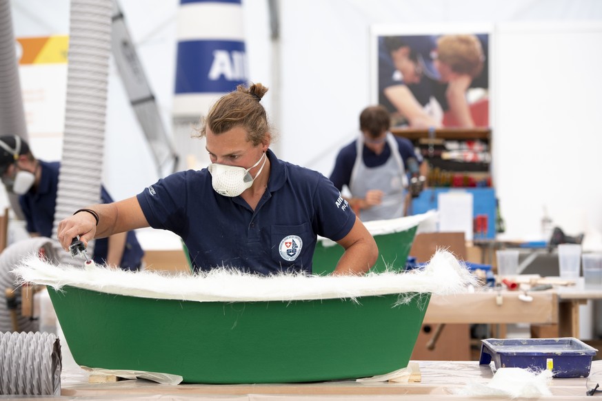 Zwei Bootsfachwarte in Aktion waehrend der Eroeffnungsfeier der Schweizer Berufsmeisterschaften, am Mittwoch, 12. September 2018 in Bern. An der groessten Berufs-Show der Welt koennen sich die Besuche ...