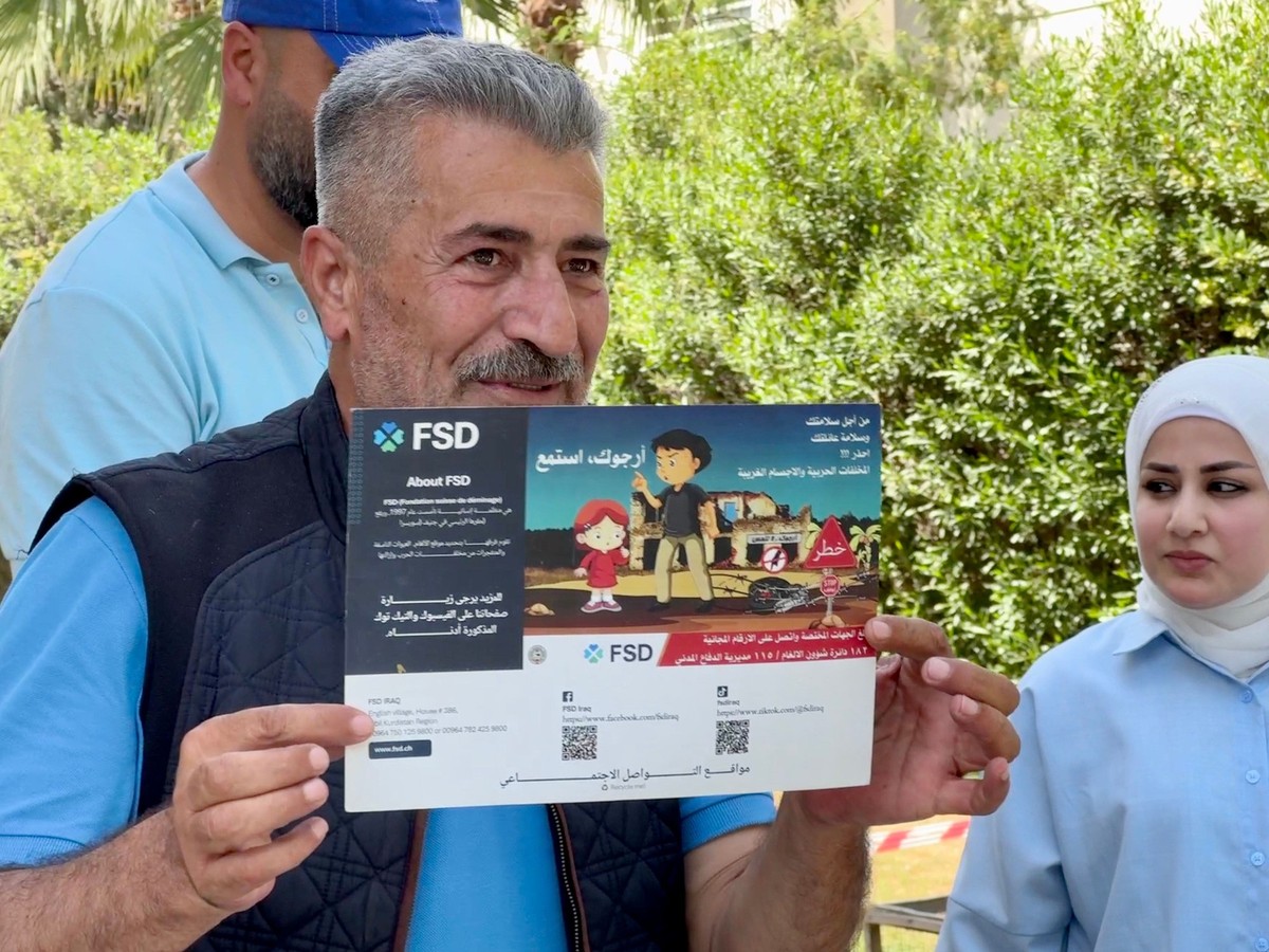 Le reporter de CH Media Kurt Pelda et le président du PLR Thierry Burkart ont accompagné une équipe de la Fédération suisse de déminage (FSD) en Irak pour une démonstration de déminage.