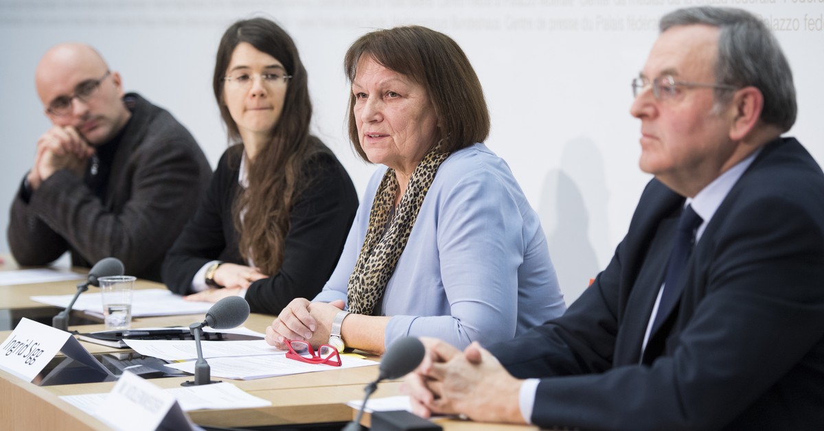 Ingrid Sigg des Referendumskomitees "Buergerrechtsbewegung Schweiz", zweite von rechts, spricht an der Seite von Nenad Stojanovic des Referendumskomitees "Referendum Subito", Sandr ...