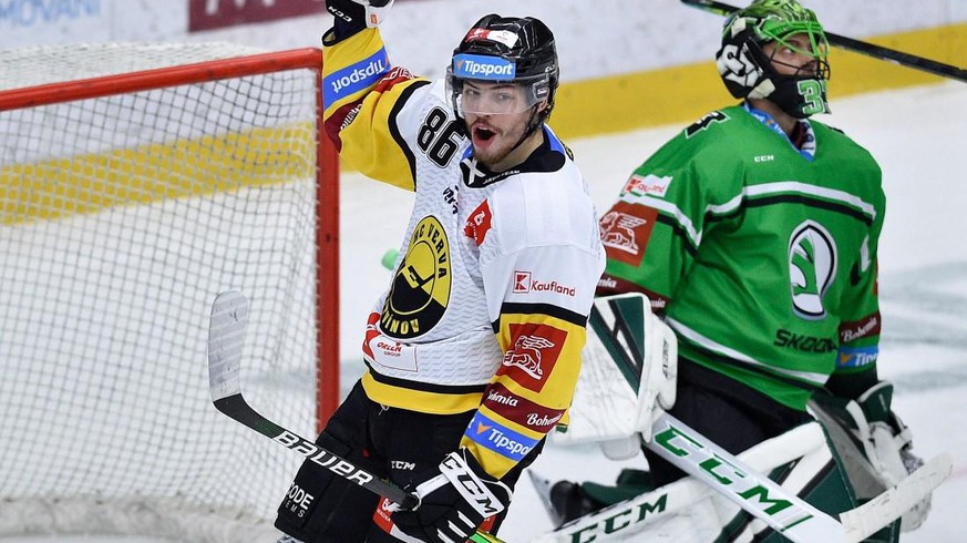 IMAGO / CTK Photo

Utkani 36. kola hokejove extraligy BK Mlada Boleslav - HC Verva Litvinov, 17. ledna 2021 v MLade Boleslavi. Filip Helt z Litvinova se raduje z druheho golu. Vpravo brankar Mlade Bol ...