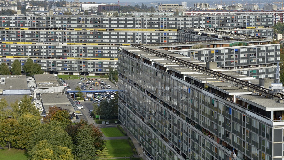 ARCHIV --- ZUM REFERENZZINSSATZ ALS BERECHNUNG DER MIETEN STELLEN WIR IHNEN FOLGENDES BILD ZUR VERFUEGUNG --- View of the residental estate Le Lignon with 2'700 flats in Vernier near Geneva, Swit ...