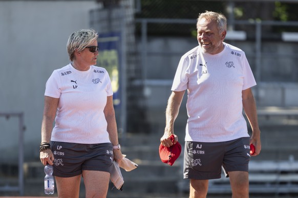Anders Johansson, rechts, Assistent, und Lilie Persson, Assistentin, schreiten zum letzten oeffentlichen Training der Schweizer Frauen Fussball Nationalmannschaft vor der UEFA Women&#039;s EURO 2025,  ...