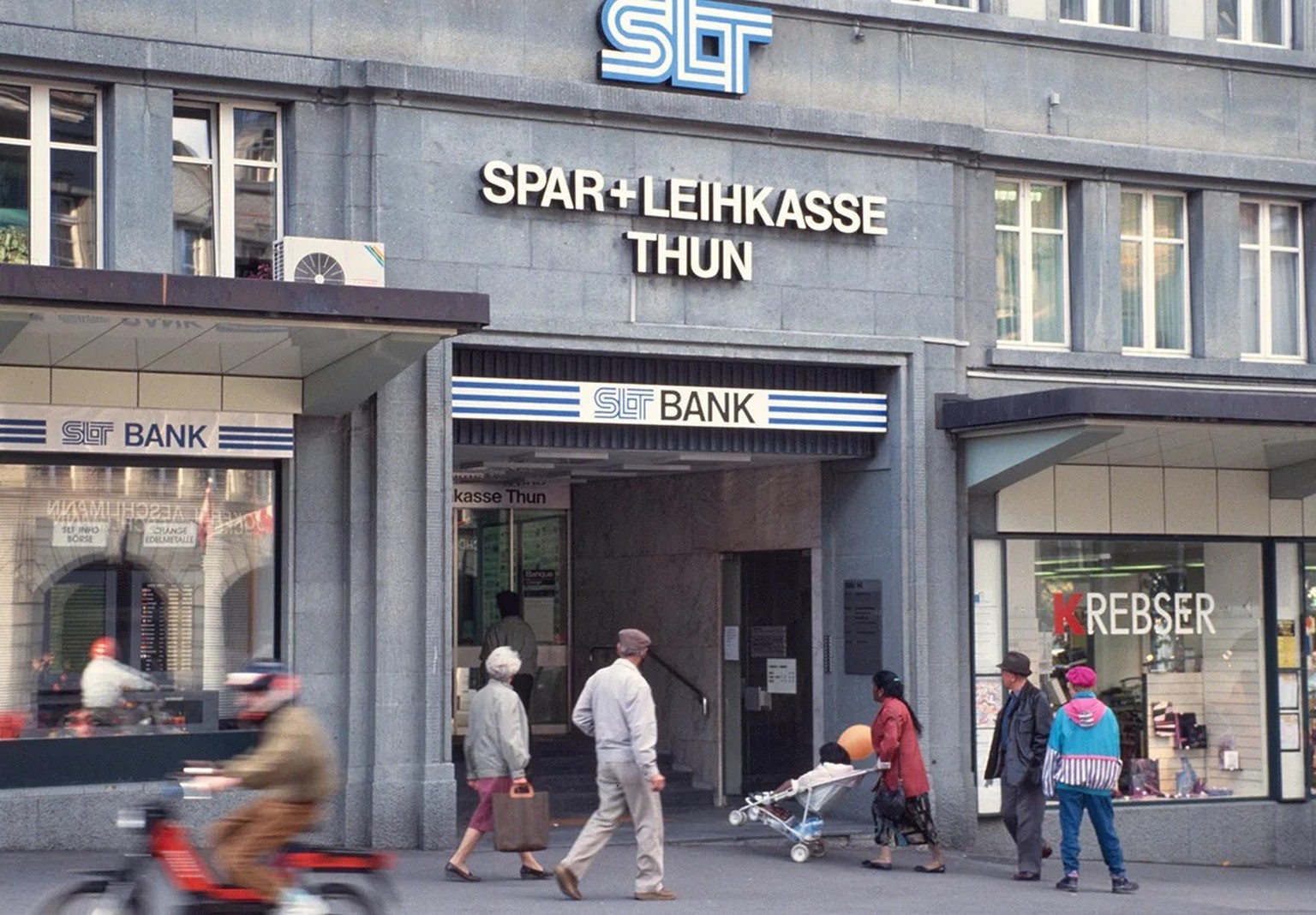 Ab Mitte des 20. Jahrhunderts prägten Spar- und Leihkassen die Schweizer Stadtbilder. Wie hier in Thun, wo es 1991 zu einem Bankencrash kam und diese Bank von Kundinnen und Kunden, die ihr Vermögen re ...