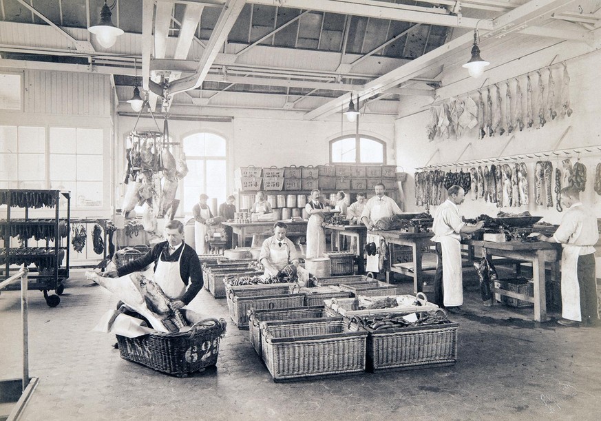 Blick in die Grossmetzgerei E. Schläpfer-Siegfried in St. Gallen, um 1905.