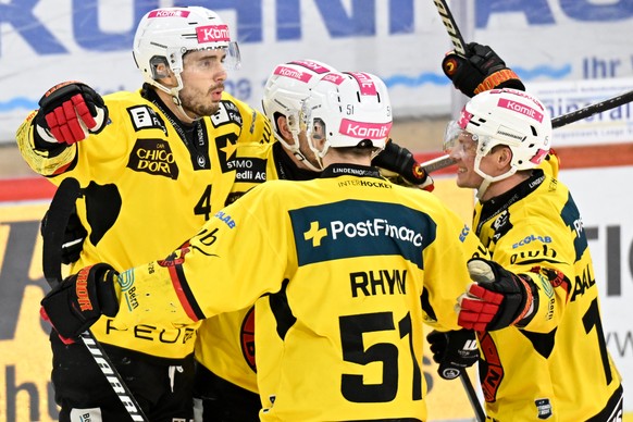 Berns Hardy Haeman Aktell, Nils Rhyn, Miro Altonen, von links, jubeln beim Eishockey-Qualifikationsspiel der National League, zwischen den SCL Tigers und dem sc Bern, am Dienstag, 27. Januar 2026, in  ...