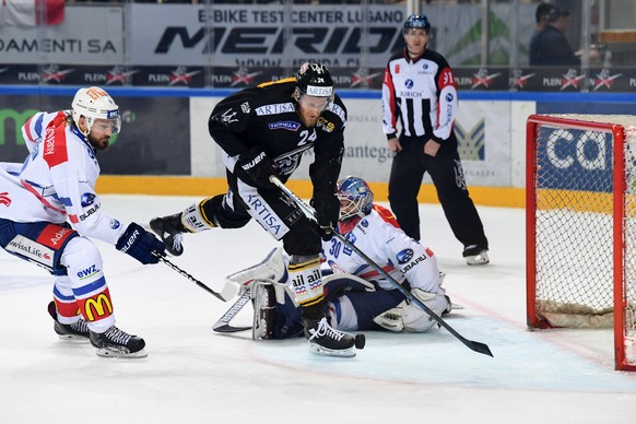 Zurich&#039;s player Kevin Klein, Lugano’s player Jani Lajunen and Zurich&#039;s goalkeeper Lukas Flueeler, from left, during the fifth match of the playoff final of the National League of the ice hoc ...