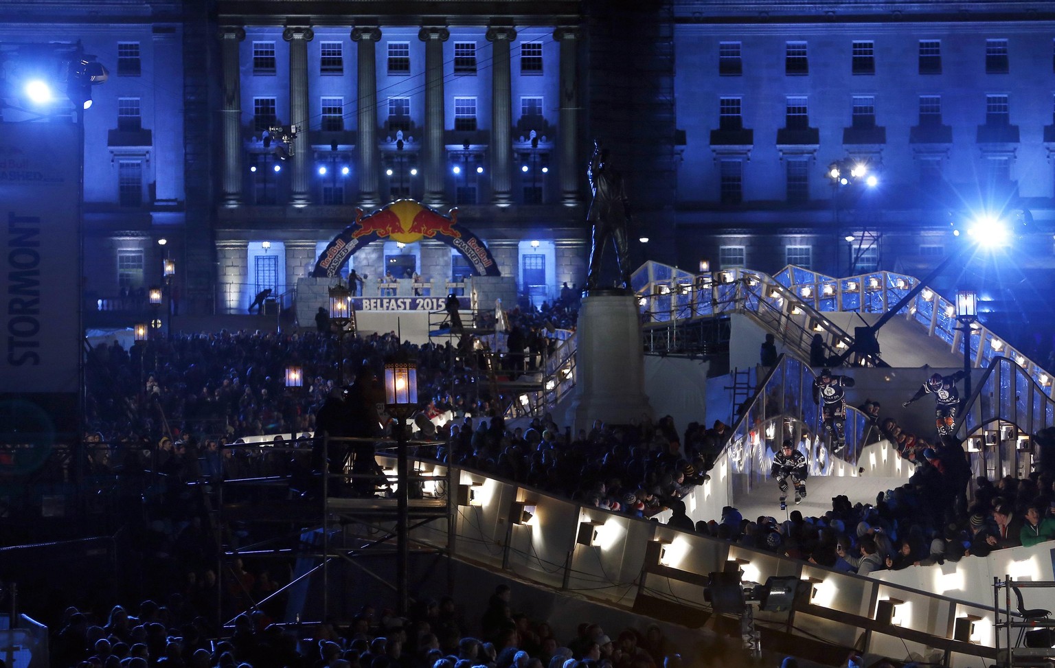 «Red Bull Crashed Ice» macht halt im Garten des nordirischen Regierungssitzes.&nbsp;