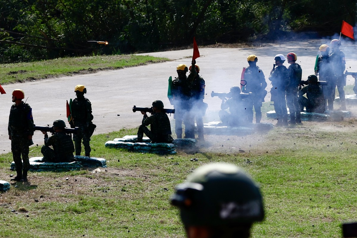 epa11704410 Taiwanese conscripts use Kestrel rocket launchers during a live-fire drill inside a military base in Tainan City, Taiwan, 06 November 2024. On 05 November, Taiwan Minister of National Defe ...