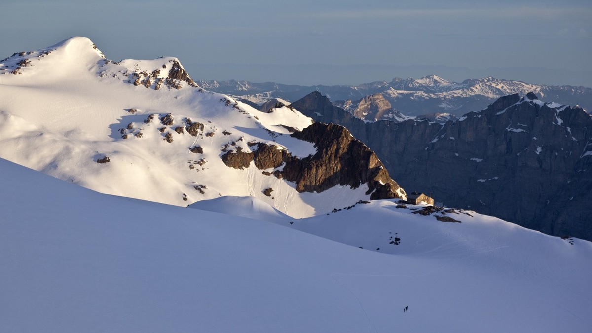Die Tierberglihuette des Schweizer Alpenclubs, SAC, oberhalb Gadmen im Berner Oberland erstrahlt am Freitag, 10. Mai 2012, im Licht der aufgehenden Sonne. (KEYSTONE/Arno Balzarini)