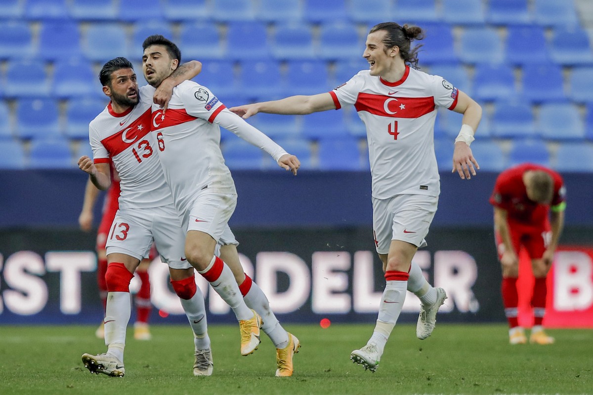 Turkey's Ozan Tufan, second left, celebrates with his teammates after scoring his side's third goal during a World Cup 2022 group G qualifying soccer match between Norway and Turkey at La Ro ...
