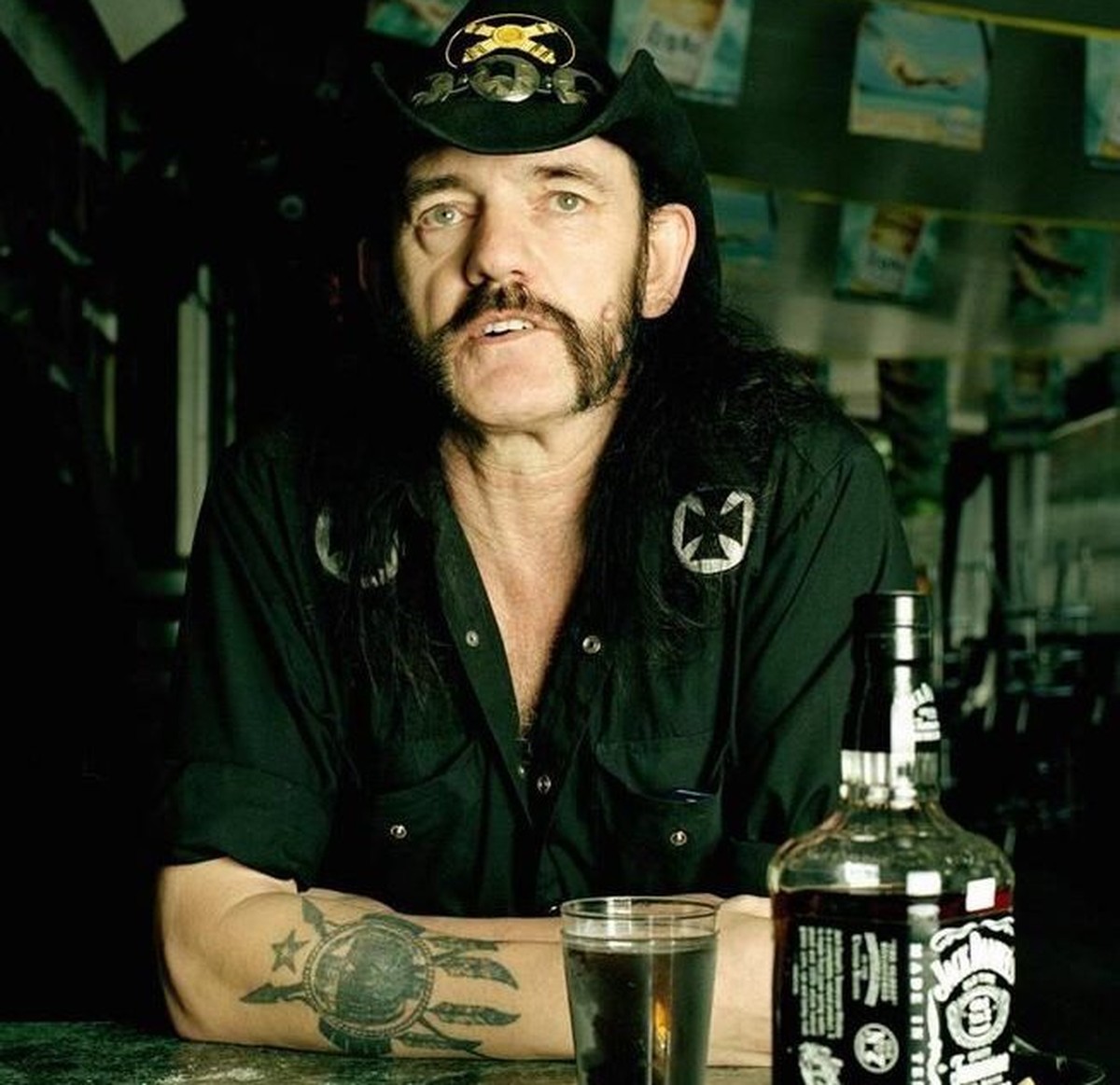 lemmy kilmister motorhead motörhead jack daniel's old number 7 tennessee whisky trinken alkohol drinks musik rock'n'roll https://www.thedrinksbusiness.com/2016/01/jack-daniels-coke-to-b ...