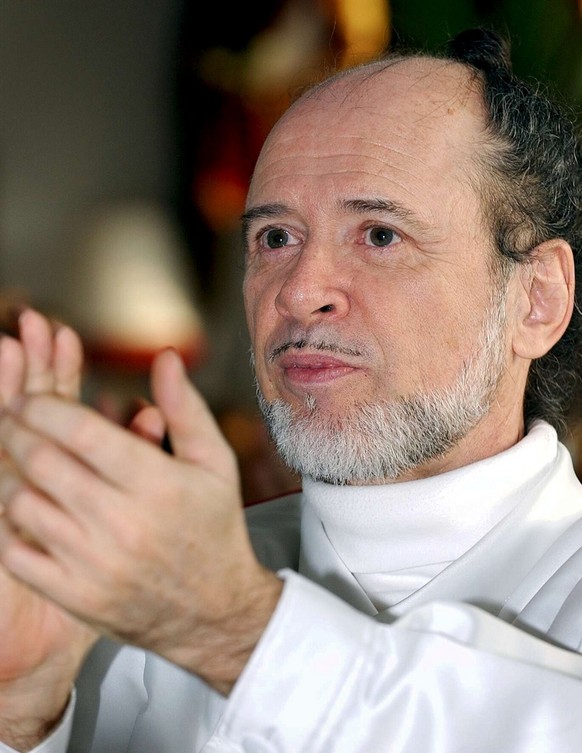 Claude &quot;Rael&quot; Vorilhon, founder of the Raelian movement and of Clonaid, applauds a speaker, during the first Symposium of the Human Clone Rights Foundation, late Thursday, December 11, 2003, ...