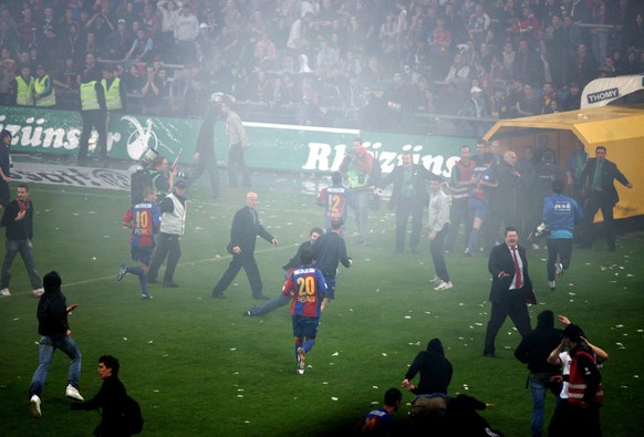 ZUR ENTSCHEIDUNG IN DER SCHWEIZER FUSSBALL-MEISTERSCHAFT DER SAISON 2005/06 AM 13. MAI 2006, ZWISCHEN DEM FCB UND DEM FCZ, STELLEN WIR IHNEN FOLGENDES BILDMATERIAL ZUR VERFUEGUNG - Auch die Basler Spi ...