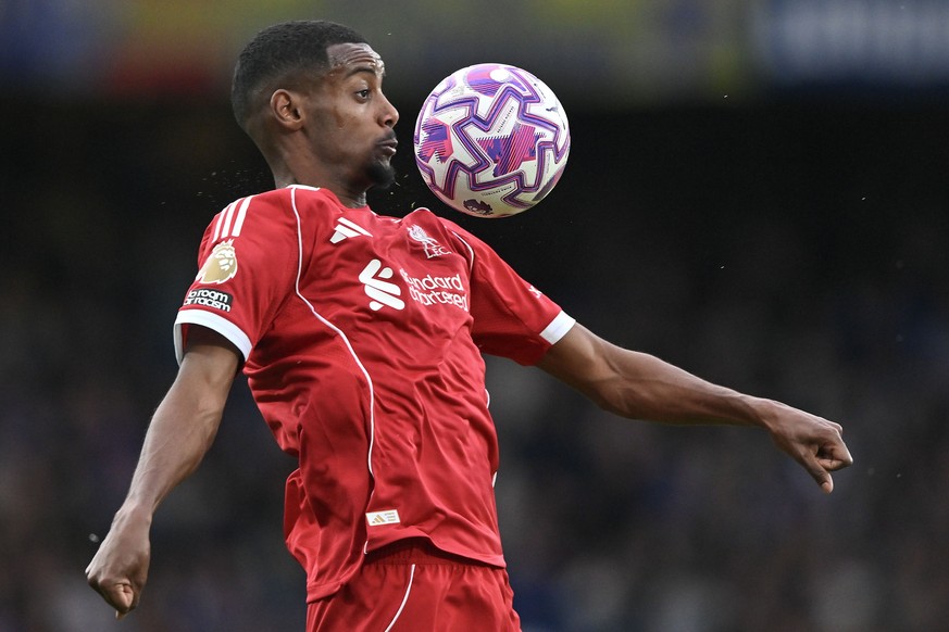 epa12430840 Alexander Isak of Liverpool controls the ball during the English Premier League match between Chelsea FC and Liverpool FC, in London, Britain, 04 October 2025. EPA/VINCE MIGNOTT EDITORIAL  ...