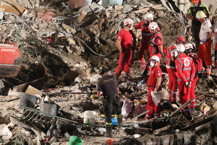 epa06074384 Rescuers at work amid the rubble of a building that collapsed in Torre Annunziata, near Naples, southern Italy, 07 July 2017. Torre Annunziata Mayor Vincenzo Ascione said seven people were ...