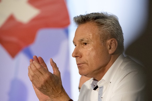 Nationalrat Adrian Amstutz applaudiert an der Delegiertenversammlung der Schweizerischen Volkspartei (SVP) in der Mehrzweckhalle Stutz in Lausen, am Samstag, 24. Juni 2017. (KEYSTONE/Georgios Kefalas)