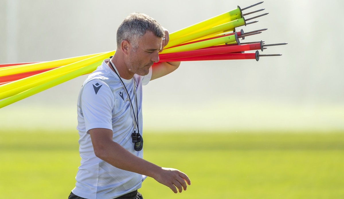 Basels Cheftrainer Alex Frei beim Training der ersten Mannschaft des FC Basel 1893 in Basel, am Freitag, 17. Juni, 2022. (KEYSTONE/Georgios Kefalas)