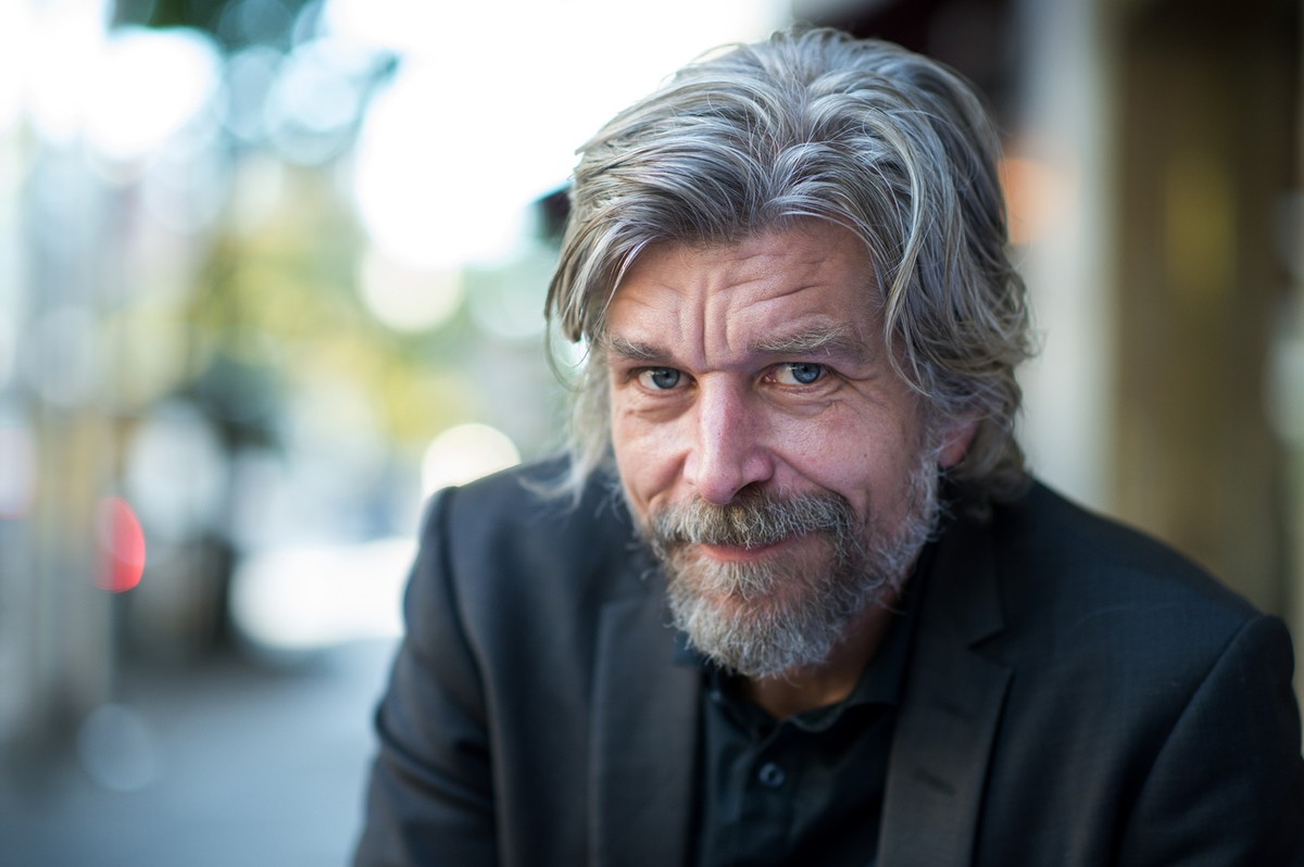 ARCHIV - Der norwegische Schriftsteller Karl Ove Knausgard sitzt am 02.10.2015 vor einem Hotel in Berlin. (zu dpa-Literaturdienst vom 24.10.2017) (KEYSTONE/DPA/Bernd von Jutrczenka)