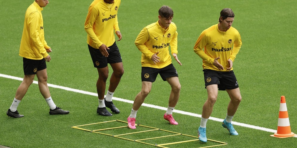 Sandro Lauper, Aurèle Amenda, Lukasz Lakomy und Cedric Itten (v.l.n.r.) im Abschlusstraining vor dem Spiel gegen RB Leipzig.