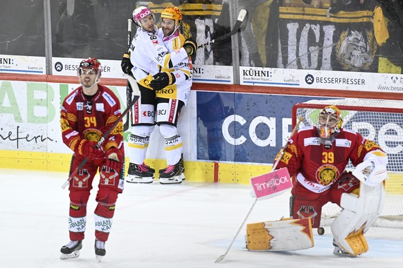 Tigers Miro Zryd, links, und Goalie Luca Boltshauser, geschlagen Ajoies Jonathan Hazen, Mitte links, und Postfinace Topscorer Philip-Michael Devos, jubeln waehrend dem Qualifikations-Spiel der Nationa ...