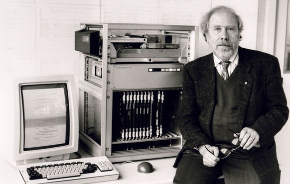 Niklaus Wirth mit dem von ihm entwickelten Personal Computer Lilith.