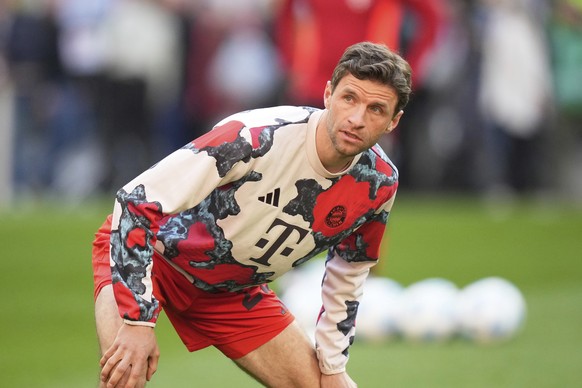 Bayern&#039;s Thomas Mueller warms up prior to the German Bundesliga soccer match between Bayern Munich and Borussia Dortmund at the Allianz Arena in Munich, Germany, Saturday, April 12, 2025. (AP Pho ...