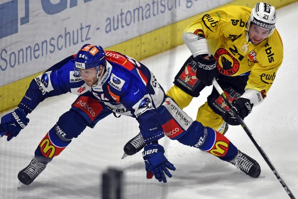 Der Zuercher Christian Marti, links, gegen den Berner Simon Moser, frechts, beim Eishockeyspiel der National League ZSC Lions gegen den SC Bern im Zuercher Hallenstadion am Freitag, 30. November 2018. ...