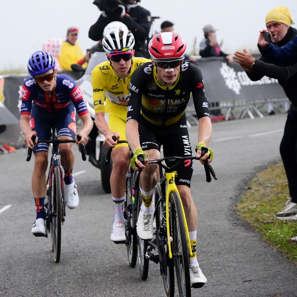 epa12259179 (from front to back) Danish rider Jonas Vingegaard of Team Visma-Lease a Bike, Yellow Jersey overall leader Slovenian rider Tadej Pogacar of UAE Team Emirates and British rider Oscar Onley ...