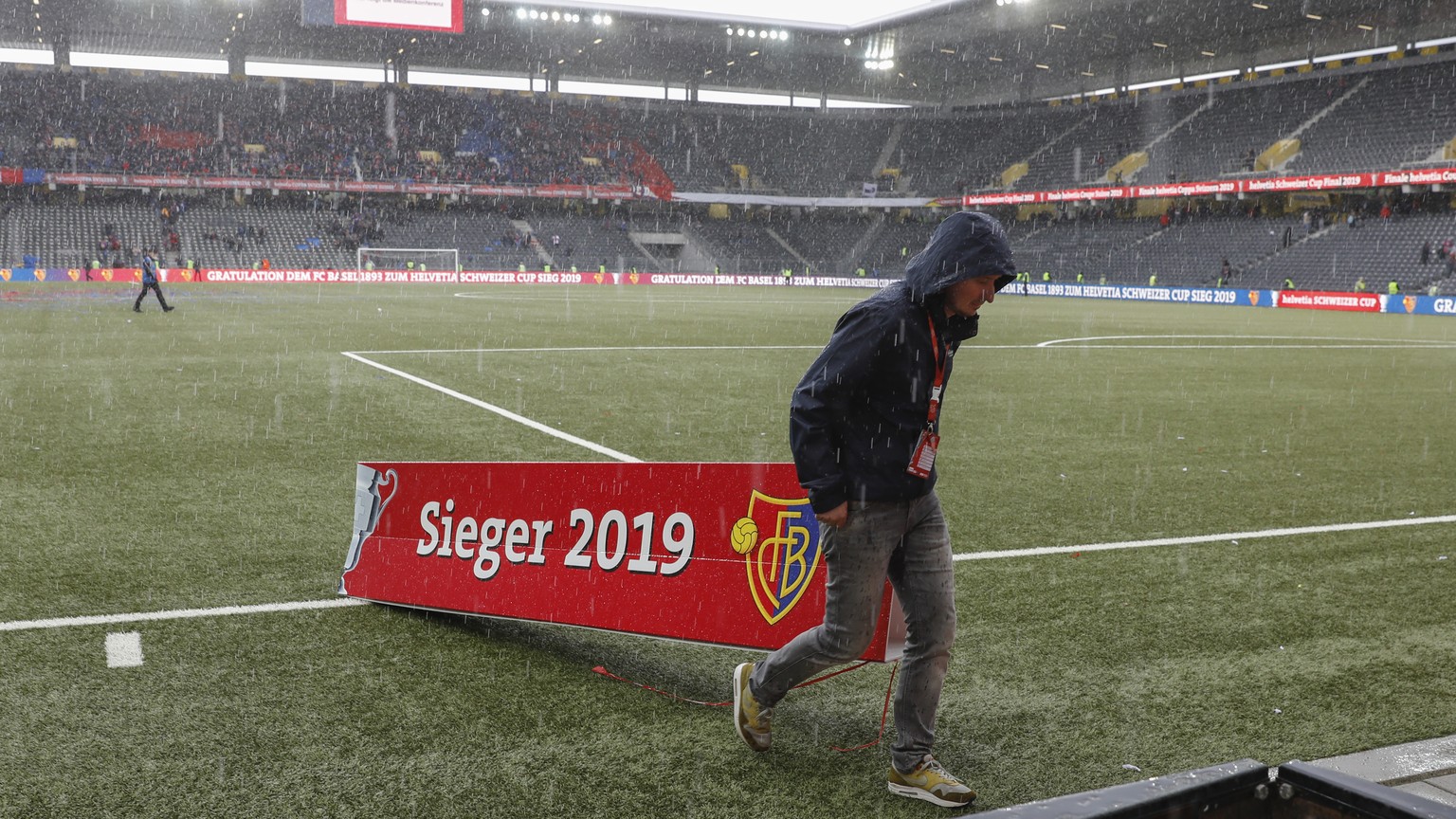 Ein Helfer raeumt ein Banner mit der Aufschrift &quot;Sieger 2019&quot; weg, im Schweizer Fussball Cupfinalspiel zwischen dem FC Basel und dem FC Thun, am Sonntag 19. Mai 2019, im Stade de Suisse in B ...