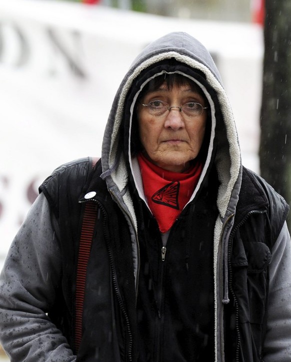 Andrea Stauffacher vor dem Bundesstrafgericht anlaesslich der Urteilsverkuendigung am Dienstag 8. November 2011, in Bellinzona. Das Bundesstrafgericht hat die 61-jaehrige Zuercher Linksaktivistin Andr ...