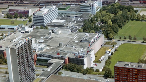 Das Shopping-Center von Spreitenbach, aufgenommen im Juni 1999. (KEYSTONE/Roger Doelly)