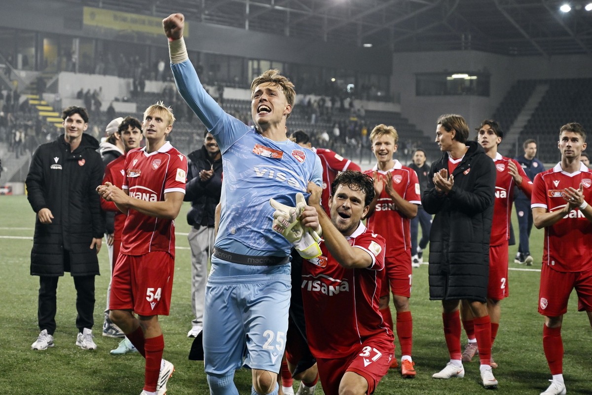 Der Thuner Torhueter Tim Spycher jubelt mit seinem Team nach dem Sieg im Sechzehntelfinal im Schweizer Cup Fussballspiel zwischen dem FC Schaffhausen und dem FC Thun in der FCS Arena in Schaffhausen a ...